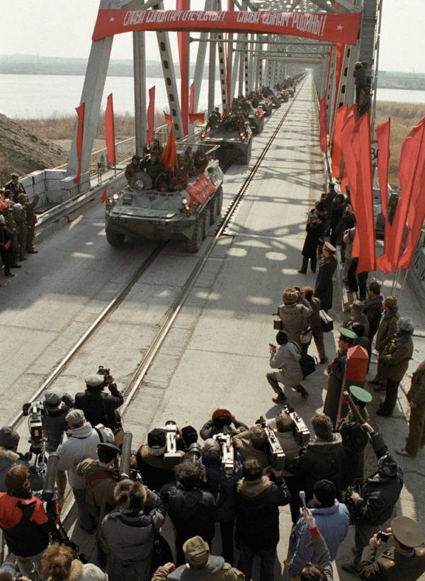 LAST TROOPS OF THE SOVIET ARMY CROSSES THE BRIDGE TO COME HOME FROM DEFEAT IN AFGHANISTAN