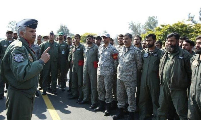 PAF AIR CHIEF MUJAHID ANWAR KHAN SECOND PIC