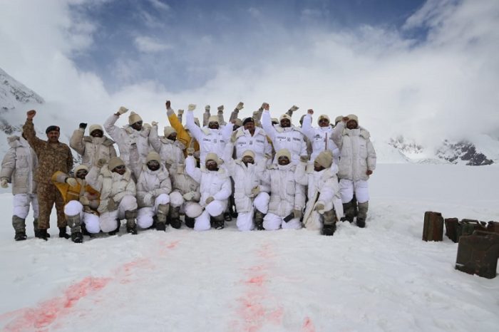 Corp Commander Rawalpindi Lt. General Bilal Akbar visits PAKISTAN ARMY soldiers deployed along Siachin