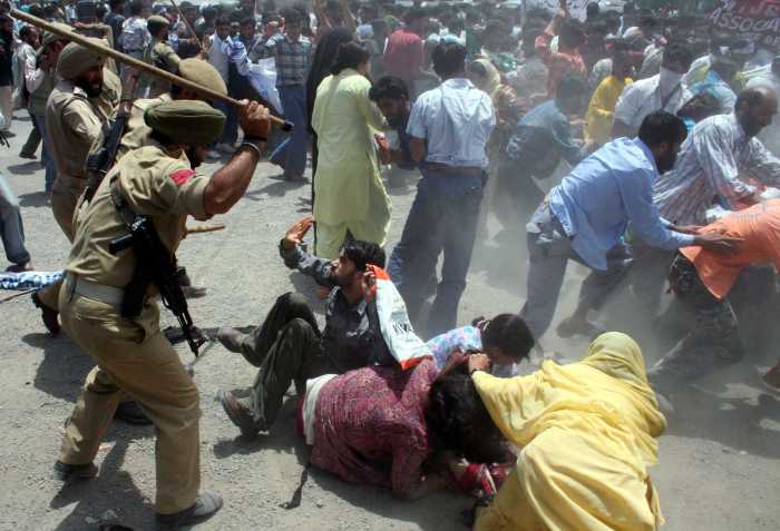 Filthy indian security forces Beating the Women and Children in Kashmir