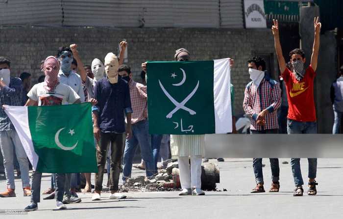 KASHMIRI WITH PAKISTANI FLAG