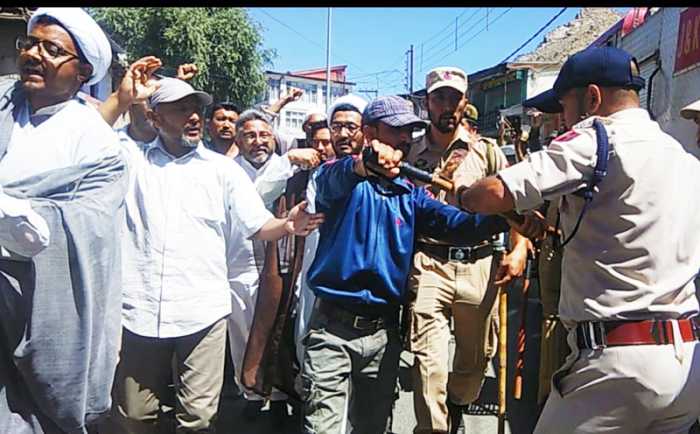 Kargil Protester Hitting filthy indian forces