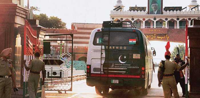 PAKISTAN Suspends Dosti Bus Service