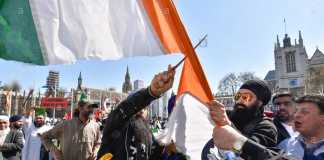 sikhs cutting indian flag