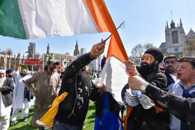 sikhs cutting indian flag