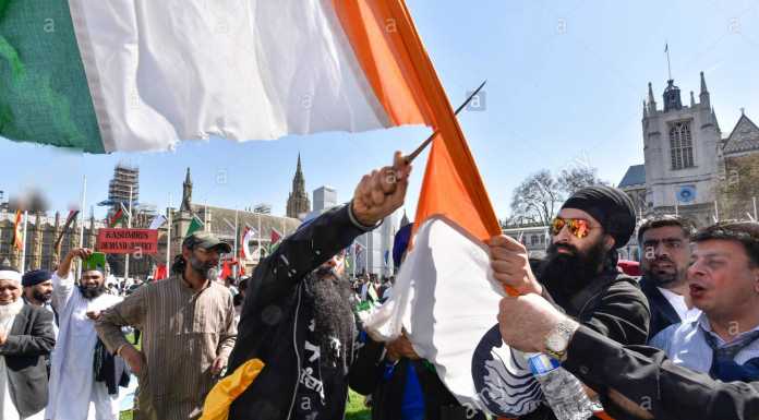 sikhs cutting indian flag
