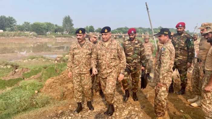 Army-Chief-visits-earthquake-affected-areas-of-AJK-1280x720