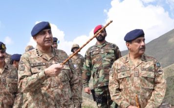 GENERAL QAMAR AHMED BAJWA VISITED FORWARD POSTS ALONG LOC ON MONDAY APRIL 29 2020