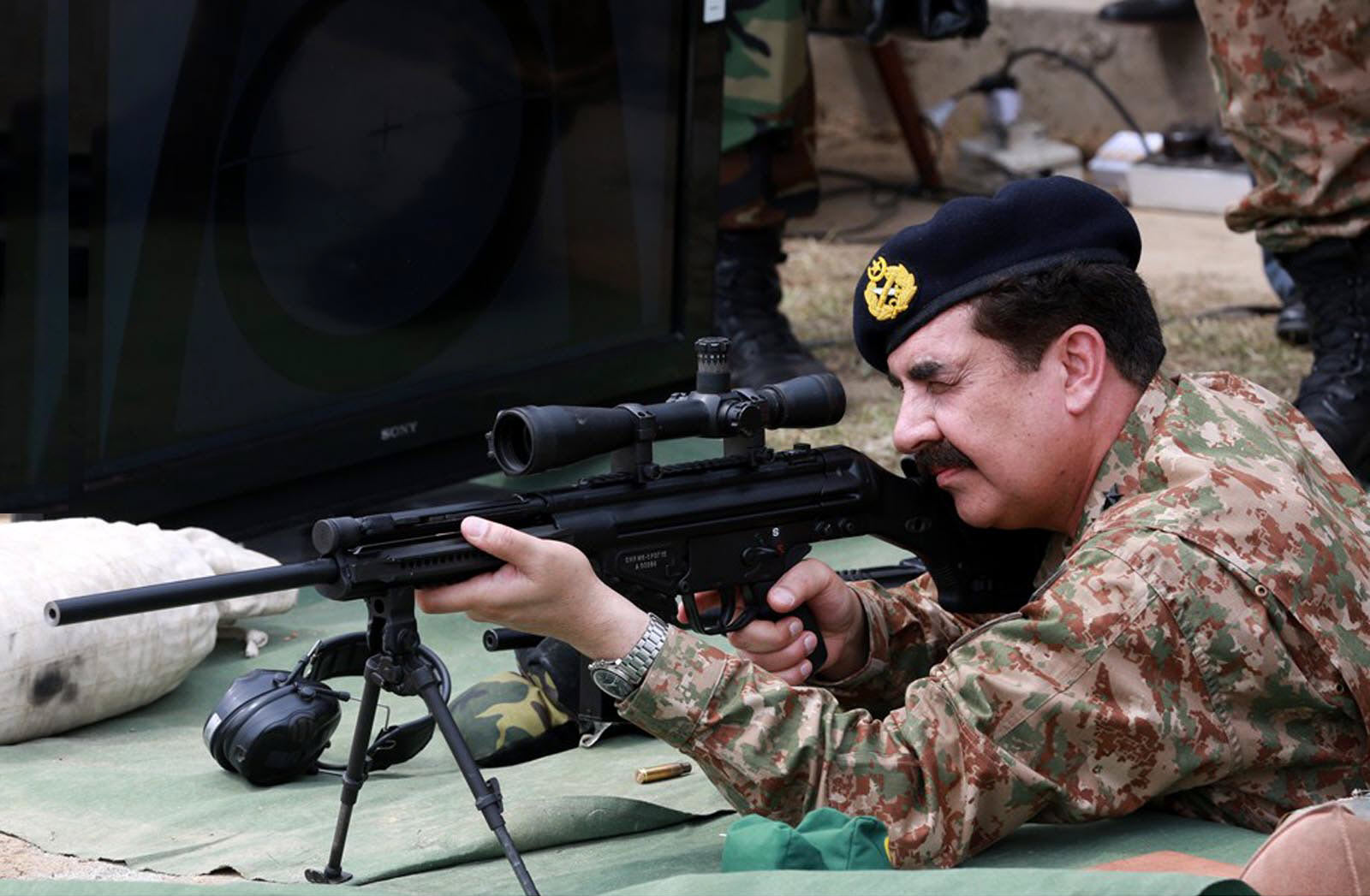 GENERAL RAHEEL SHARIF FIRING AZB GUN