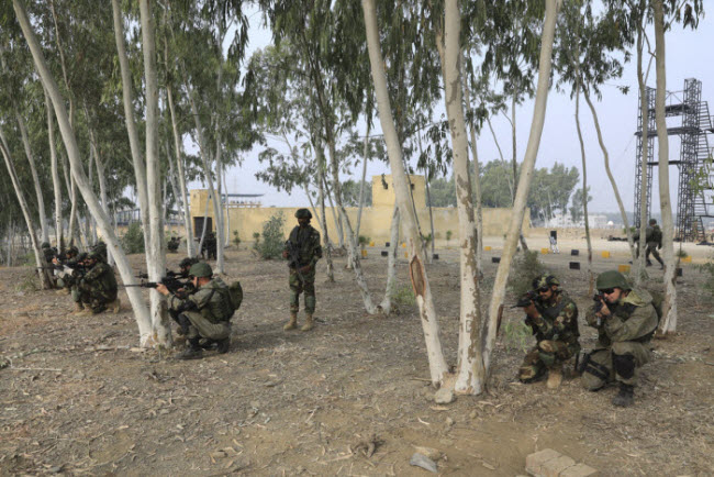 Russian and PAKISTANI Soldiers Taking position during DRUZHBA 2020 Joint Drills