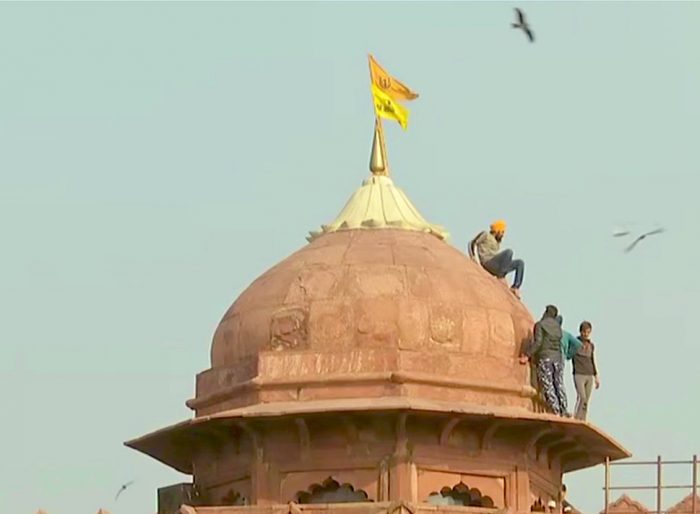 Disintegration Of Fragile indian union Starts As Brave Sikhs Hoist Flags Of Khalistan And Nishaan Sahib On Red Fort delhi