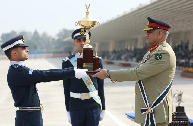 COAS General Bajwa gave away prizes to PAF Graduates
