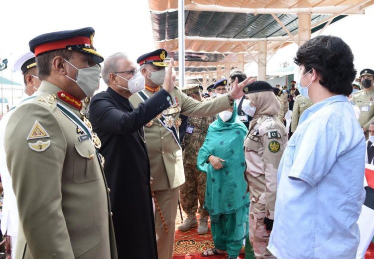 COAS General Qamar Javed Bajwa with Heroes of PAKISTAN Durign PAKISTAN Day Parade 2021