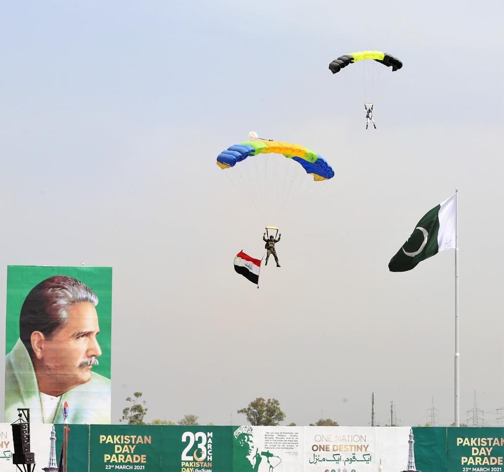 Paratroopers during PAKISTAN Day Parade 2021