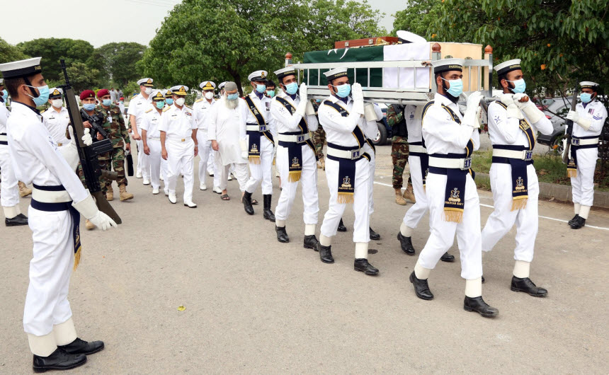 CNS Admiral Muhammad Amjad Khan Niazi laid Floral Wreath to the Grave of Former CNS Admiral Karamat Rahman Niazi