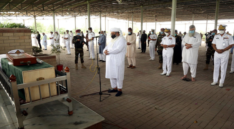 CNS Admiral Muhammad Amjad Khan Niazi laid Floral Wreath to the Grave of Former CNS Admiral Karamat Rehman Niazi
