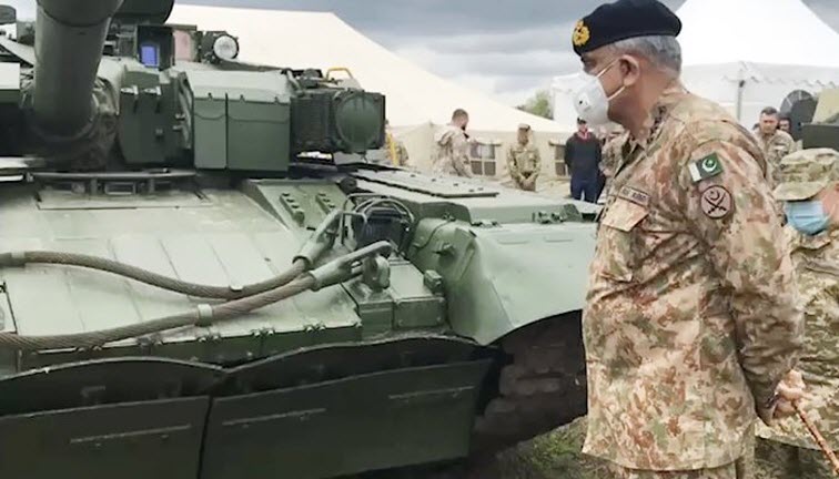 COAS Genera Qamar Javed Bajwa witnessing the Live Firing of Ukrainian Oplot-M Main Battle Tank during visit to Ukraine