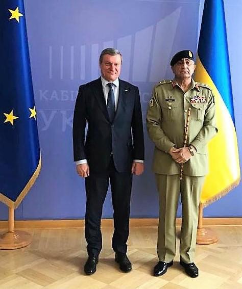 COAS General Qamar Javed Bajwa Meets With Minister for Strategic Industries of Ukraine