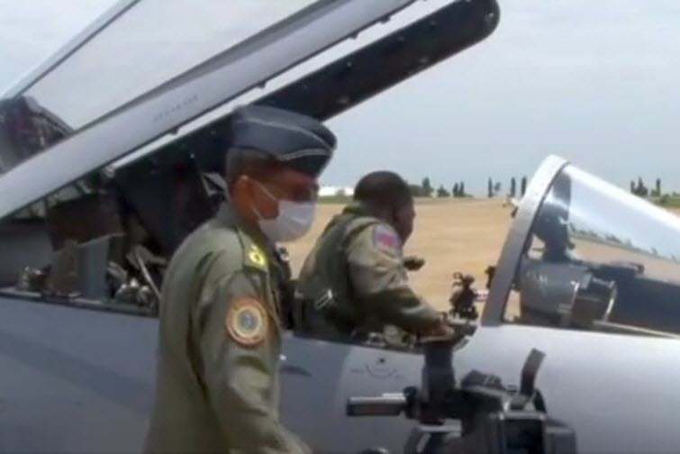 Nigerian Air Force Pilot demonstrates The JF-17 Thunder during 57th Anniversary of the Founding of Nigerian Air Force