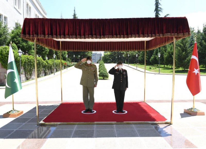 COAS General Bajwa meets with Commander of the TURKISH Land Forces H.E General Umit Dundar in TURKEY