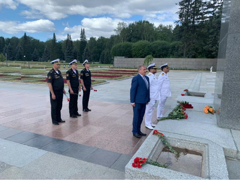 Mission Commander and the Commanding Officer also attended the wreath laying ceremony at the Piskaryevskoe cemetery