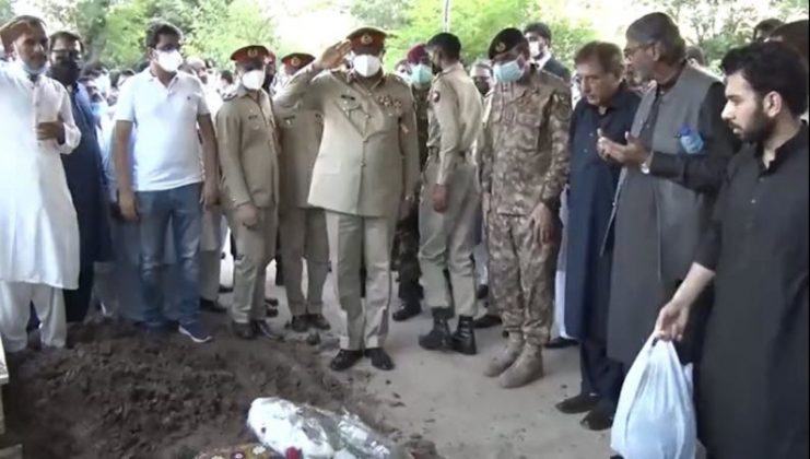 COAS General Qamar Javed Bajwa and DG ISI Faiz Hameed Salutes Lieutenant General Ishfaq Nadeem on his funeral prayer