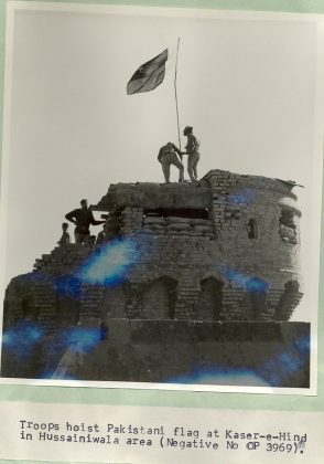Brave Bihari Brothers Fluttering Sacred Flag of PAKISTAN during indo-PAKISTAN 1971 War