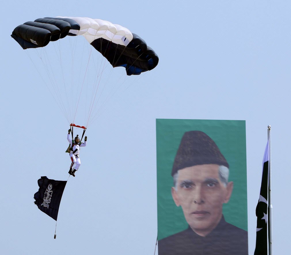 PAKISTAN NAVY SSGN Operator during Free Fall demonstration during PAKISTAN DAY MILITARY PARADE 2022