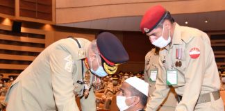 COAS General Bajwa with Brave Soldier of PAKISTAN ARMED FORCES during the Investiture Ceremony held in GHQ