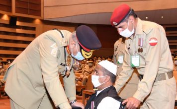 COAS General Bajwa with Brave Soldier of PAKISTAN ARMED FORCES during the Investiture Ceremony held in GHQ
