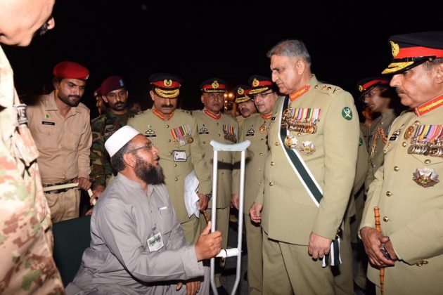 PAKISTAN ARMY CHIEF with FAMILY OF SHUHADA