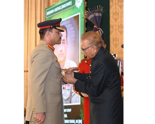 President Arif Alvi confers Nishan-e-Imtiaz Military upon COAS General Asim Munir in Islamabad