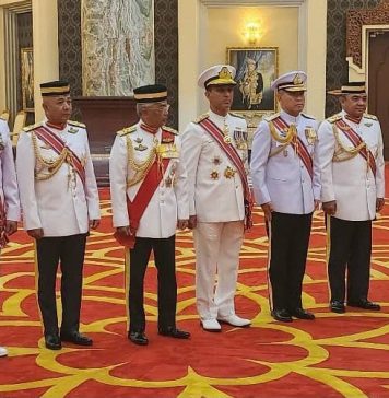 Ex-PAK NAVAL CHIEF Admiral Muhammad Amjad Khan Niazi Confers With The Honorary Award of Malaysian Armed Forces Order for Valor & Gallant by King of Malaysia