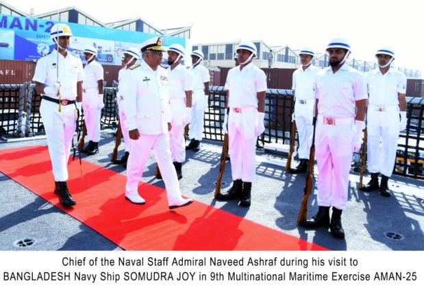 PAK NAVAL CHIEF Admiral Muhammad Naveed Ashraf Visits The BANGLADESH NAVY SHIP SOMUDRA JOY