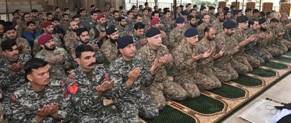 PAK ARMY CHIEF Spends Eid With Brave PAK ARMED FORCES Deployed on Western Border