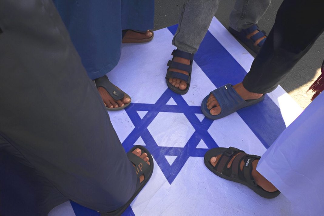 Brave HAMAS Freedom Fighters Brutally Kills 5 x bastard israeli idf human animals Like Rabid Dogs And Dispatched Them To Hell in Central Gaza